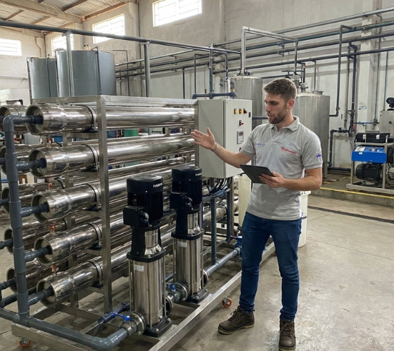 tecnico realizando asesoramiento de osmosis inversa