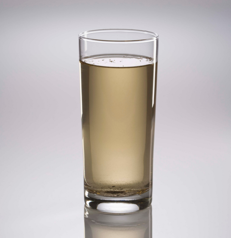 Muestra de agua turbia con sedimentos.